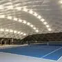 Eine Tennishalle mit blauem Hardcourt ist zu sehen. | Die modernisierte Tennishalle in Feldkirchen