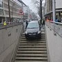 Der Toyota blieb auf der Treppe stecken.