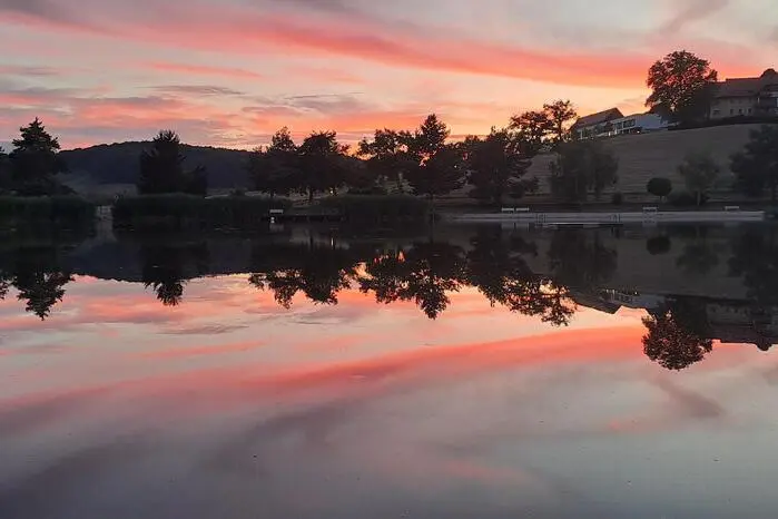 Diesen wunderschönen Sonnenuntergang in Riegersburg hat unsere Leserreporterin Andrea Zangl aus Feldbach erlebt. Vielen Dank für die Einsendung!