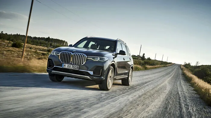 Das automobile Oberhaus lässt BMW derzeit keine Ruhe: Erst trauen sich die Bayern wieder einen 8er, und jetzt reiht sich der X7 ganz oben in BMWs SUV-Palette ein. Mit einer Länge von 5151, einer Breite von 2000 und einer Höhe von 1805 Millimetern ist der Ober-Bayer mit den extragroßen Nieren im Kühlergrill ein ganz schönes Trumm.