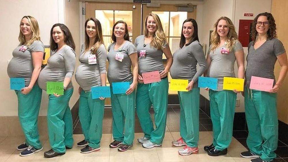 Insgesamt neun Krankenschwestern (eine fehlt im Bild) von zwei Stationen des Main Medical Centers in Portland erwarten ihre Babys zwischen April und Juli