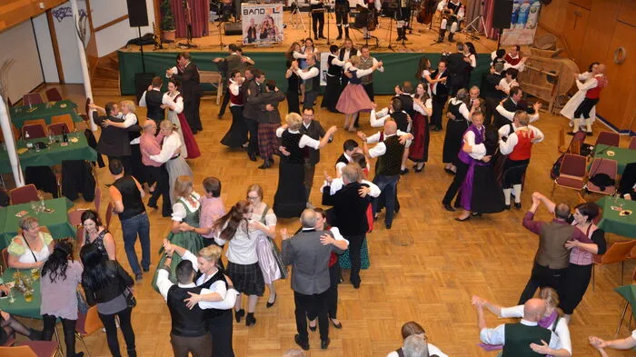Der Bauernball in Hermagor stand ganz im Zeichen der Tracht. Der Reinerlös kommt den Betroffenen der Hochwasserkatastrophe zu Gute. Es wurde kräftig das Tanzbein geschwungen
