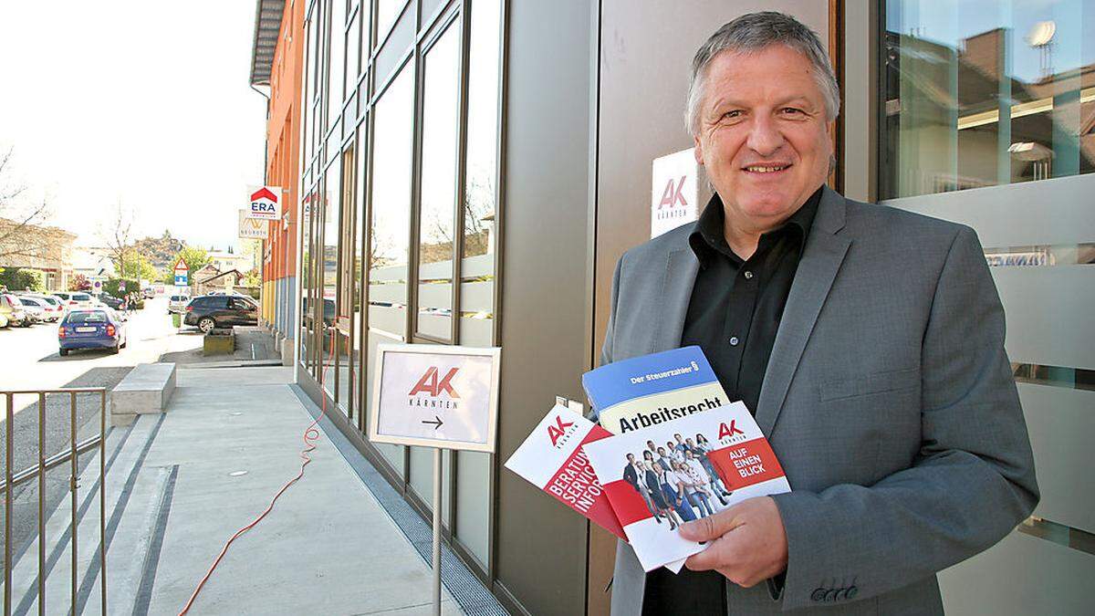 AK-Bezirksstellenleiter Adolf Buchbauer beim neuen Standort