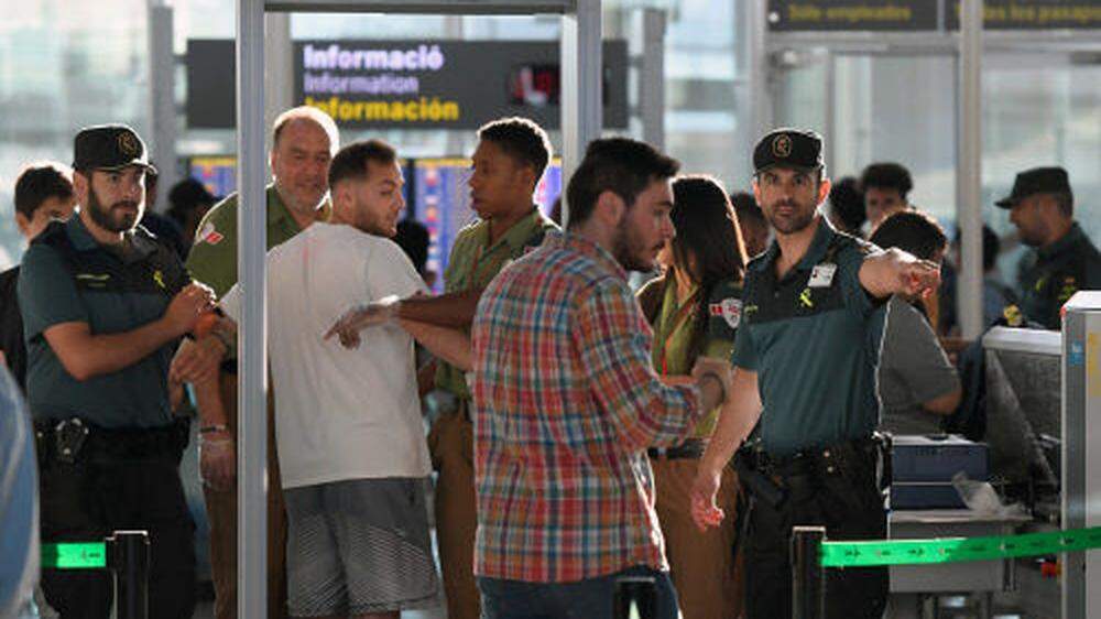 Die Polizeieinheit Guardia Civil musste bereits diese Woche die Kontrollen der Passagiere am Flughafen Barcelona übernehmen