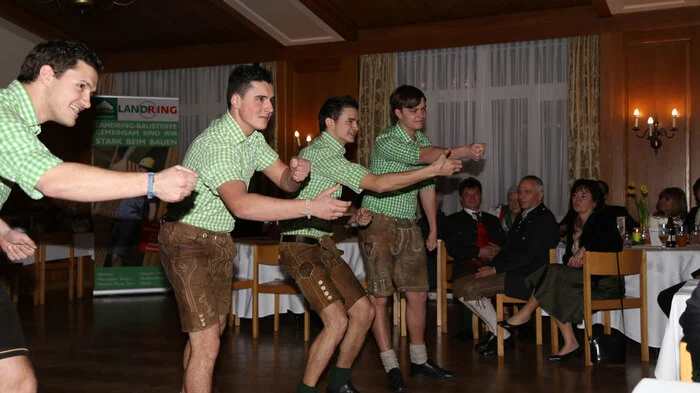 Die Landjugend von Thannhausen, Krottendorf und Naas eröffneten schwungvoll den 49. Bauernball.
