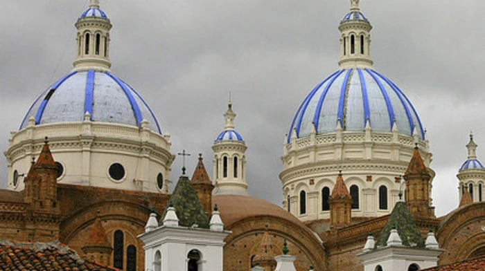 Neue Kathedrale von Cuenca. Die drittgrößte Stadt Ecuadors verfügt über mehrere beindruckende Gotteshäuser. Die Alte Kathedrale ist inzwischen allerdings ein Museum für religiöse Kunst. Die Neue Kathedrale fasziniert Besucher schon von weitem, wenn sich die hellblauen Kuppeldächer gen Himmel erheben. Architekt dieses, an den Petersdom erinnernde Bauwerks ist der Deutsche Juan Bautista Stiehle. Bis zu 10.000 Gläubige haben hier Platz. Im Inneren empfängt ein goldener Altar die Besucher. Die Kirche ist Teil einer geführten Tour durch die Stadt, welche ab 29 Euro pro Person buchbar ist.
