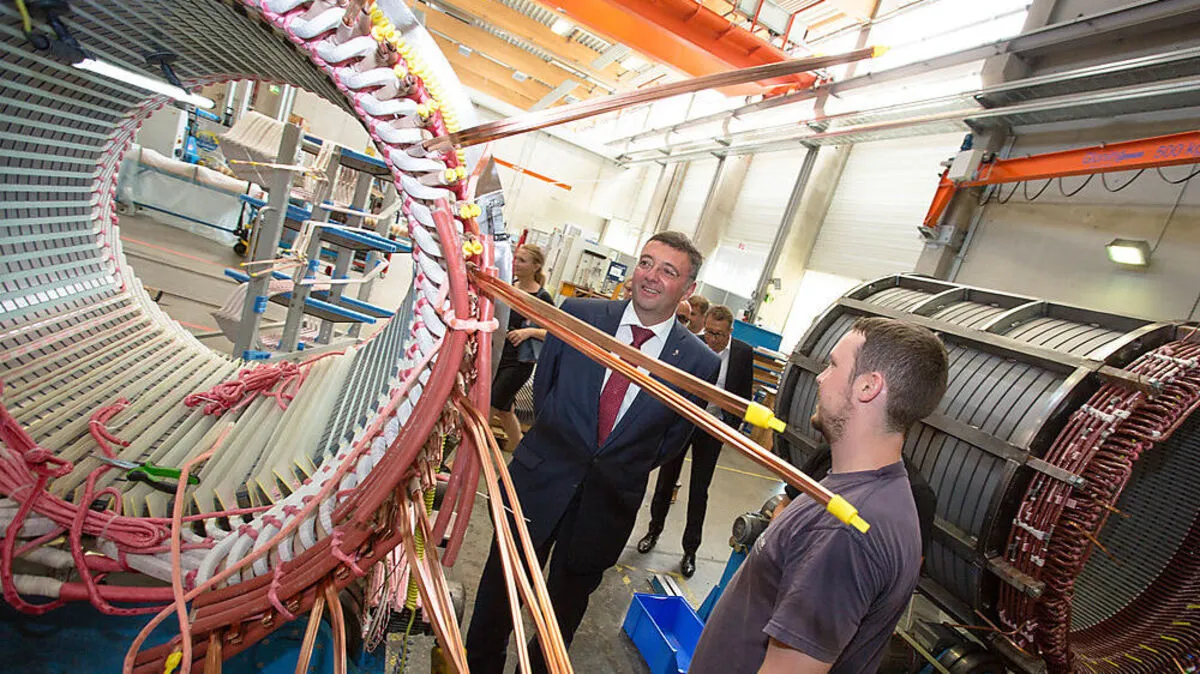 Minister Jörg Leichtfried bei seinem Betriebsbesuch bei Elin Motoren in Preding