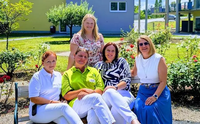 Von links: Edith Veit, Karin Hofer und Elfriede Schmiedt (alle Althea Pdl) und Barbara Jöbstl (AMS); stehend: Marianne Blümel (zam)