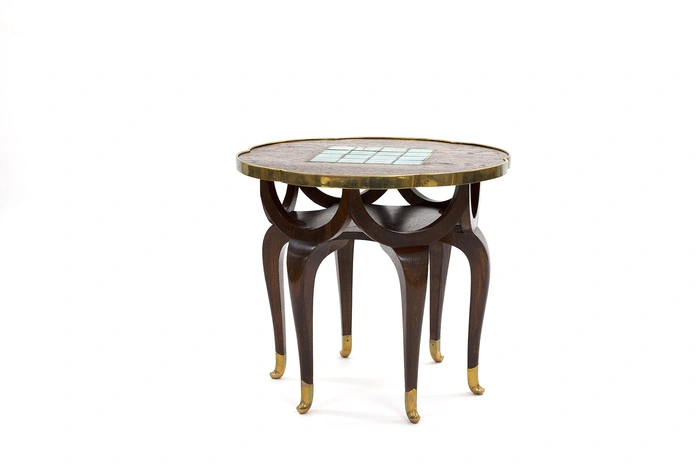 ...Ein Rundgang durch die Ausstellung macht klar: Das Möbeldesign der Wiener Moderne war im Gegensatz zum deutschen Jugendstil und zum französischen Art nouveau kein „Stil“, sondern eine gemeinsame Suche nach dem Zeitgemäßen. „Alle drei Architekten stellten in ihren theoretischen Schriften ähnliche Fragen nach einer modernen Gestaltung, ihre Möbelentwürfe waren jedoch sehr unterschiedlich“, bringt es Barta auf den Punkt....