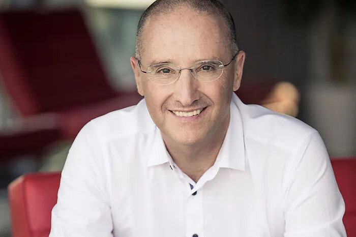 Was haben die Lehrer über Sie gesagt?Harald Gutschi, Unito Gruppe:„Schlechter Schüler“, „Oberstufen- Gymnasium schaffst du nie“ oder „Sing nicht, sondern beweg nur den Mund“. Im Mürz- und Murtal war Schule damals kein Honigschlecken. Im Bildungsbereich hat sich in Österreich am meisten Positives in den vergangenen Jahrzehnten entwickelt. Ich habe als Schüler polarisiert. Viele Lehrer mochten mich, viele auch nicht.  