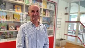 Ein Mann steht vor einem Bücherregal
