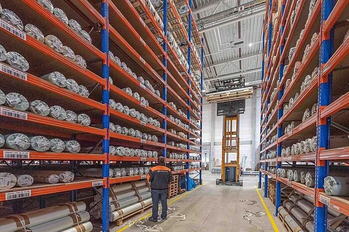 Da die Halle deutlich Höher ist als am alten Standort, kann deutlich mehr gelagert werden.