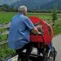 Ein Rikscha-Pilot fährt einen Fahrgast durch Osttirol
