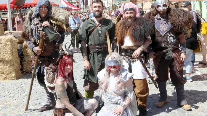 Freunde des Mittelalters kommen dieses Wochenende in Friesach voll auf ihre Kosten. Das „Spectaculum“ verwandelt die historische Burgenstadt für zwei Tage in eine lebendige Bühne des Mittelalters und lockt zahlreiche Besucher aus dem In- und Ausland an. 