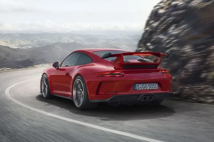 Dass man Rennsporttechnik auf der Straße eigentlich nie brauchen kann, entkräftet Porsche gewohnt kühl mit den Wünschen ihrer Kunden: Die überwiegende Zahl der Porsche GT-Wagen wird nämlich auch auf der Rundstrecke eingesetzt. Und dort spielt der neue 911 GT3 seine Trümpfe dank eines Leistungsgewichtes von 2,86 kg/PS so richtig aus.