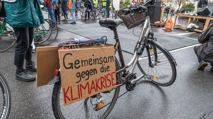 Move it, Fridays for Future, Students for Future und viele weitere Klimagruppierungen riefen diesen Freitagnachmittag unter dem Motto "Move it for the future" zu einer gemeinsamen Rad-Demo um den Grazer Opernring auf.