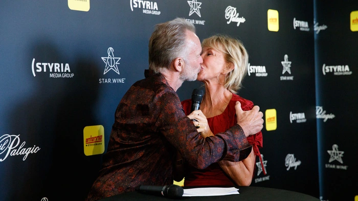 Ein Busserl für Gattin Trudie Styler ...