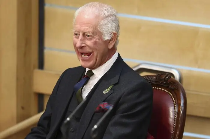 Hinter der Damenriege folgen König Charles III. (75)...