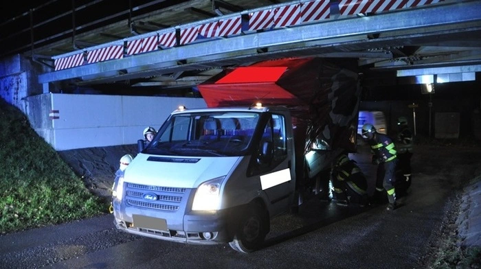 Eine Lenkerin ist mit dem Leih-Kleinlaster einer Möbelfirma am Freitagabend unter eine Bahnunterführung in der Greißeneggerstrasse in Voitsberg eingefahren und stecken geblieben.