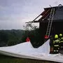 In Berndorf deckten die starken Sturmböen Häuser ab, die Wehr rückte mit Planen an