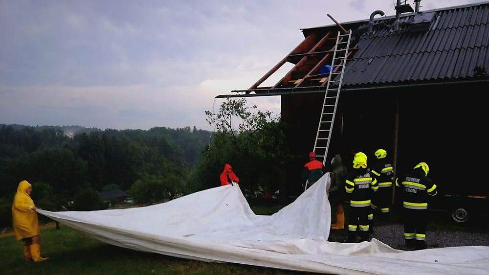 In Berndorf deckten die starken Sturmböen Häuser ab, die Wehr rückte mit Planen an