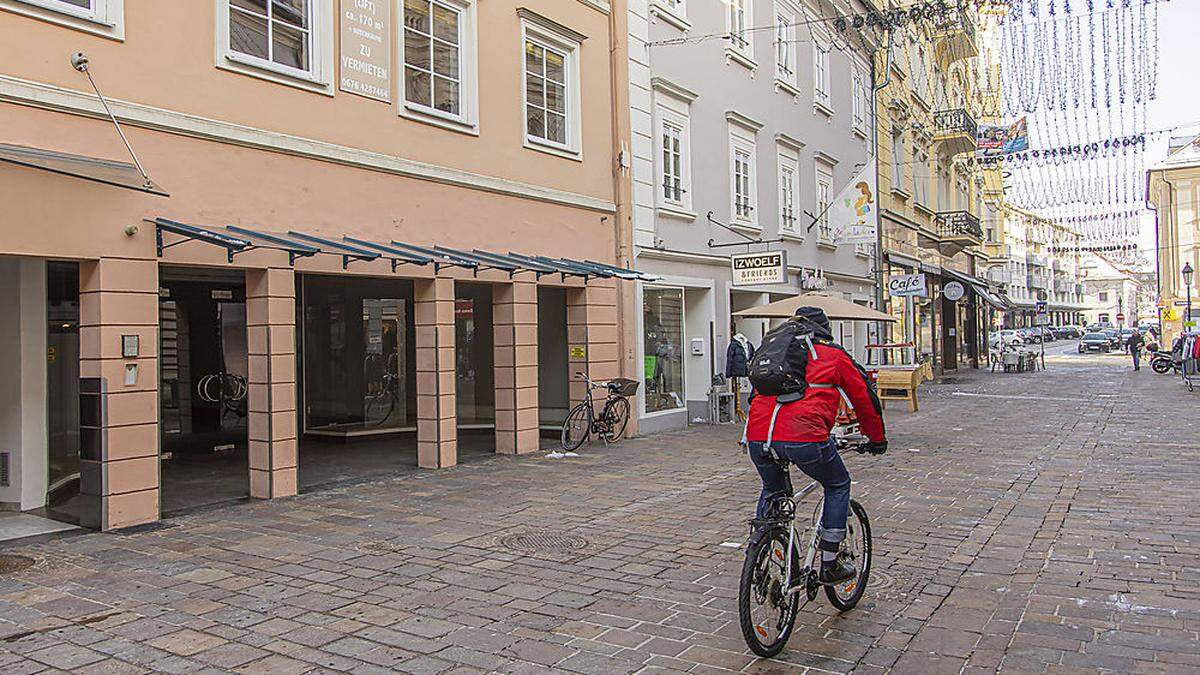 In dem orangen Gebäude (links) entsteht das neue Impfzentrum.