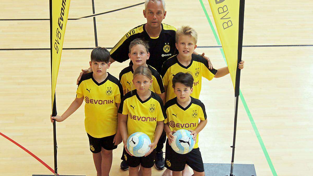 Trainer Sengteller mit Maurice, Luca und Maxi (hinten, von links) sowie Nina und Mateo (vorne) 