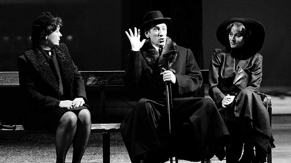 Wolfgang Gasser als „Dr. Schuster“ mit  Kirsten Dene (links) und Elisabeth Rath (rechts), 1988 in Thomas Bernhards „Heldenplatz&quot;