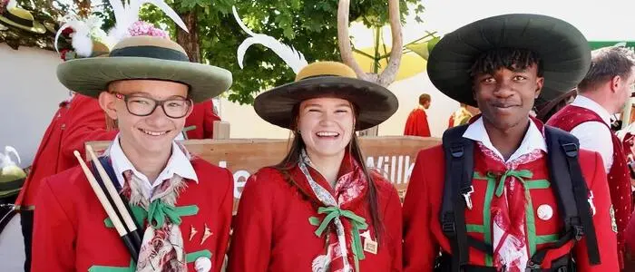 Drei Kinder in Tracht bei einem Musikertreffen