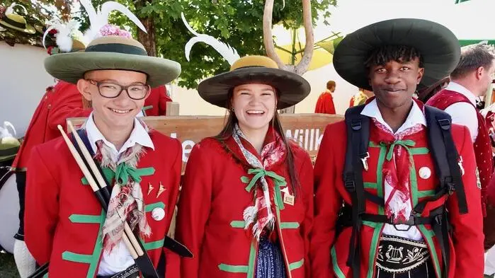 Drei Kinder in Tracht bei einem Musikertreffen