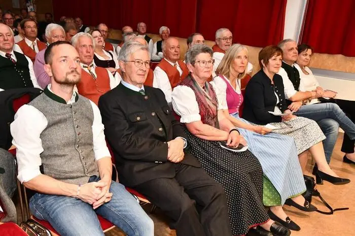 Insgesamt standen rund 400 Sängerinnen und Sänger auf der Bühne. Gemeinsam wurde „Brennt a Feia“ von Heinz Rieger und zum Abschluss die Europahymne „Ode an die Freude“ gesungen.