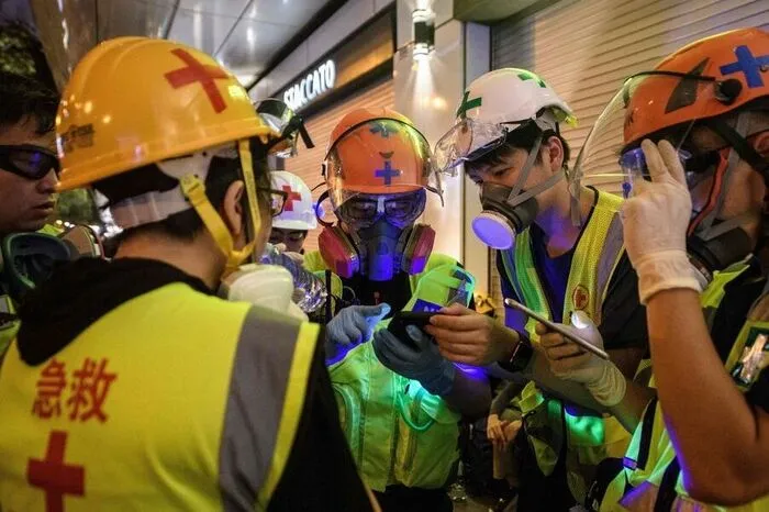 Freiwillige Helfer besprechen ihren nächsten Einsatz