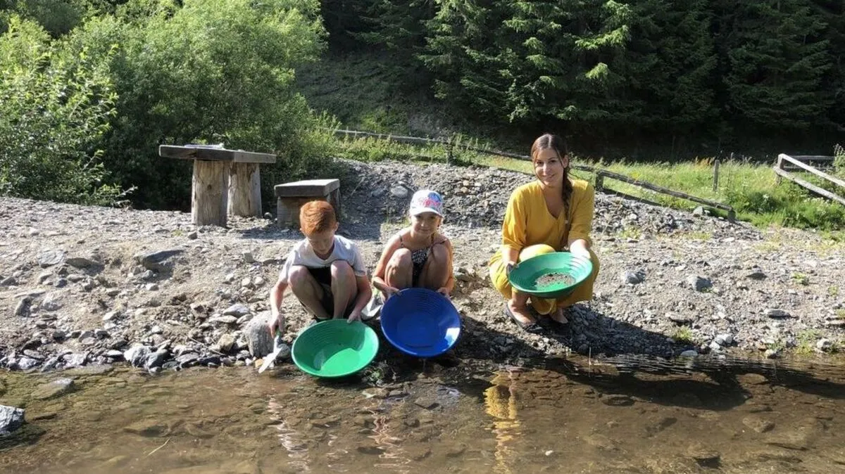 Eine Schaufel und ein Sieb, mehr braucht es nicht. Redakteurin Sarah Ruckhofer im Selbstversuch