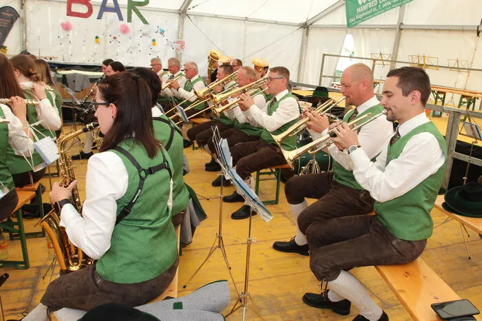 Besondere Festhöhepunkte waren der Tanzabend mit Tänzern der Grazer Oper, der Frühschoppen mit dem Musikverein St. Pantaleon und die Trachtenweihe durch Pfarrer Johannes Lang.