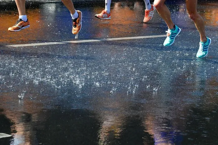 Wasser Marsch! 42,195 Kilometer können in brütender Hochsommerhitze zur wahren Herausforderung werden. Da kam die Wasserstelle für die weiblichen Athleten beim Marathon der Leichtathletik-EM in Berlin wie gerufen.
