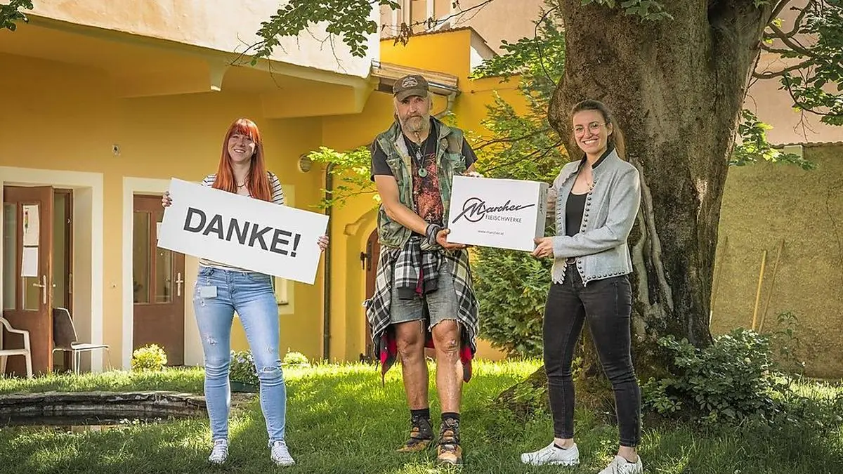 Anna Maria Marcher, (rechts) Sales-Mitarbeiterin im Werk Villach, übergibt eine Fleischspende im Eggerheim.	