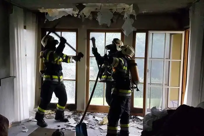 Die Feuerwehr Heiligenkreuz wurde gemeinsam mit den  Feuerwehren Empersdorf und Edelstauden zu dem Einsatz alarmiert. Unter schwerem Atemschutz konnte das Feuer gelöscht werden.