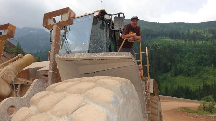 Martin Seebacher auf seinem Arbeitsgerät, mit dem er präzise Absperrungen für die Fußgänger baut.