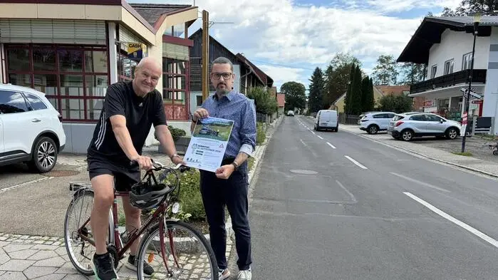 Bürgermeister Heribert Kranz (mit Plakat) und Gemeindekassier Manfred Steiner laden zur Radprotestfahrt