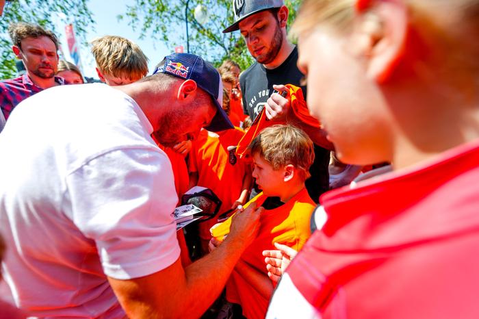 Marcel Hirscher schrieb fleißig Autogramme