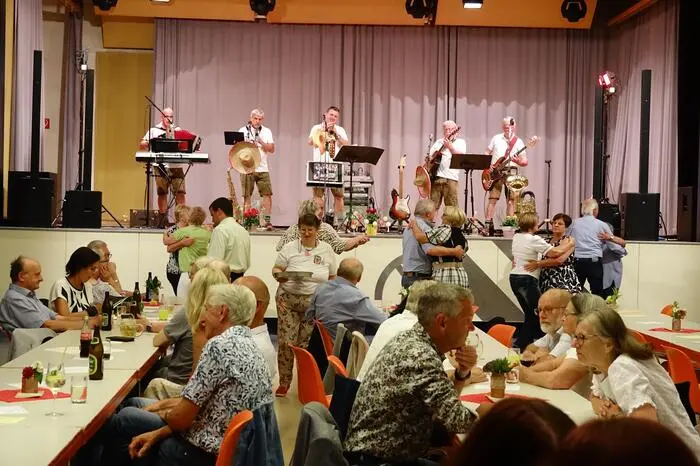Als ältesten Tänzer konnte man einen 94-jährigen Ex-Szenewirt über die Tanzfläche wirbeln sehen. Karl Otti, manchen Zeltwegern noch als Wirt der „Dschungelbar“ am Hangweg bekannt, drehte mit seiner Gattin die eine oder andere schnelle Polka und war auch bei den moderneren Tänzen voll dabei.