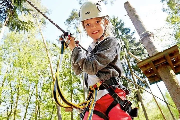 Niederösterreich. Der Klettergarten Rosenburg erstreckt sich mit mehreren Parcours über eine Waldfläche von über einem Hektar. Die Besonderheit unseres Klettergartens sind die Kletterhöhen des schwarzen Parcours, mit einem atemberaubenden Weitblick über das wunderschöne Panorama des Kamptals. Kinder unter 14 Jahre klettern in Begleitung eines Erwachsenen. Preis: ab 14 Euro.