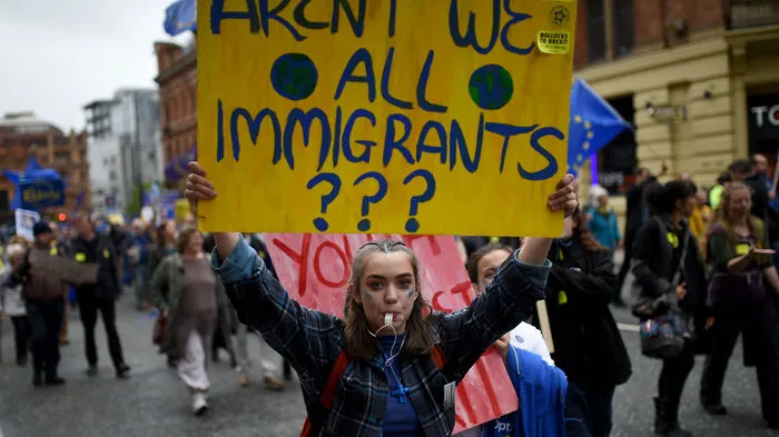 Zehntausende Demonstranten haben am Rande des Parteitags der britischen Konservativen in Manchester gegen den geplanten Austritt ihres Landes aus der Europäischen Union demonstriert.  