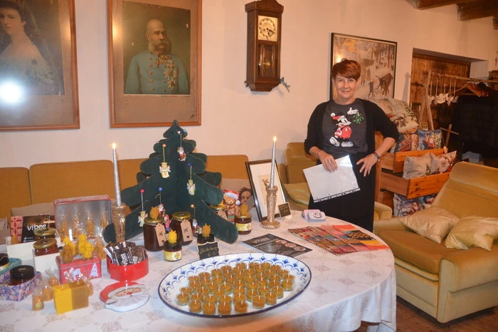 Zahlreiche Aussteller präsentierten ihre Produkte, die zum Teil handgefertigt wurden. Die Produktpalette reichte von Weihnachtspolstern bis hin zu Naturprodukten, weihnachtlichem Gebäck, Produkten aus Bienenwachs und handgefertigter Kleidung.  