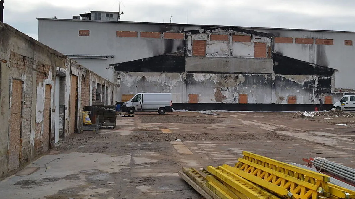 Das vom Feuer völlig zerstörte „alte“ Ofenhaus wurde in den vergangenen Monaten abgerissen. Die Brandspuren sind noch zu sehen