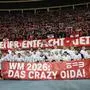 Fussball Österreich, FIFA WM Qualifikation Europa / UEFA 2026, Spieltag 10 - ÖFB / Österreich vs. Bosnien und Herzegowina / NFSBIH - Ernst-Happel-Stadion Wien, Österreich: WM 2026 - Das Crazy Oida WM Amerika, Jubel, Vorfreude, Auslosung, Fankurve, Fans, Stimmung *** Football Austria, FIFA World Cup Qualification Europe UEFA 2026, Matchday 10 ÖFB Austria vs Bosnia and Herzegovina NFSBIH Ernst Happel Stadium Vienna, Austria World Cup 2026 The Crazy Oida World Cup America, cheers, anticipation, draw, fan curve, fans, atmosphere Copyright: xLukasxBierederx