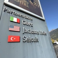 Mit den drei Partnerstädten Görz (Italien), Jackson Hole (USA) und Selçuk (Türkei) hält die Stadt Lienz sehr unterschiedliche Beziehungen