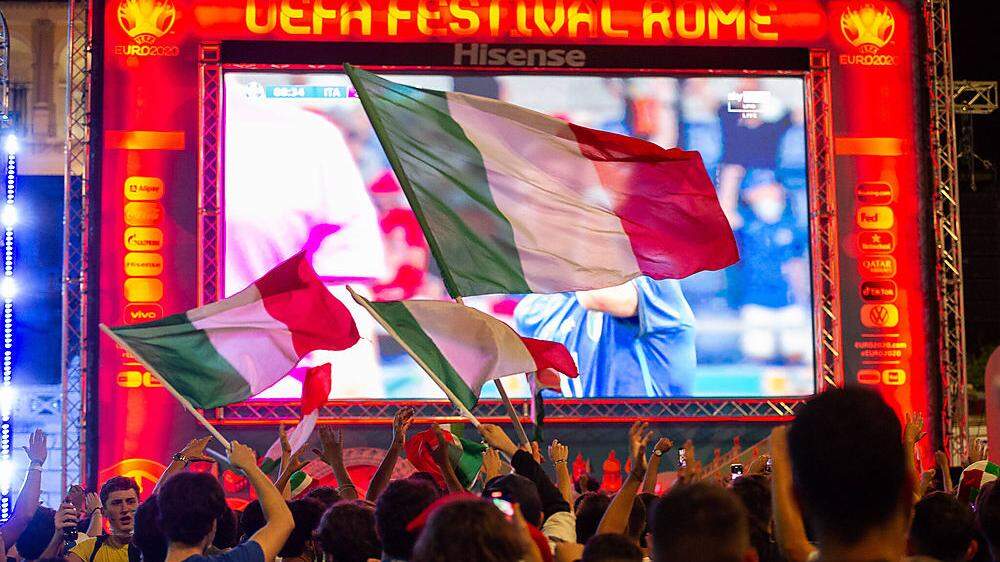 Die italienischen Fans feuerten ihr Nationalteam während der Gruppenspiele vor dem Kolosseum an.