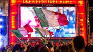 Die italienischen Fans feuerten ihr Nationalteam während der Gruppenspiele vor dem Kolosseum an.