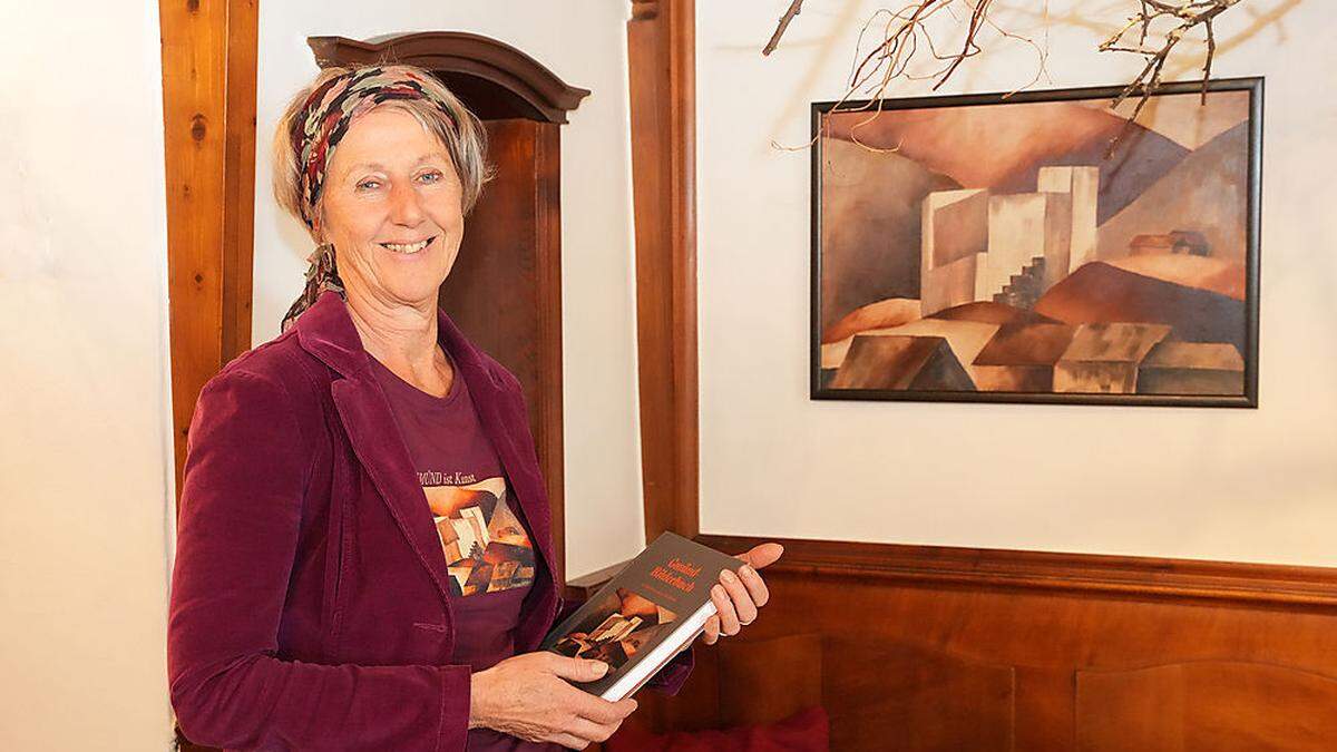 Michaela Kohlmayr mit ihrem Gmünd-Bilderbuch im traditionsreichen Gasthof Kohlmayr   